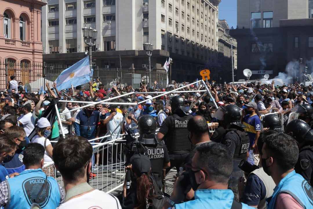 Carga policial durante el velatorio a Diego Armando Maradona