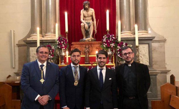 Diego Avilés, segundo por la derecha, tras pregonar la Exaltación de la Juventud Cofrade en Alicante