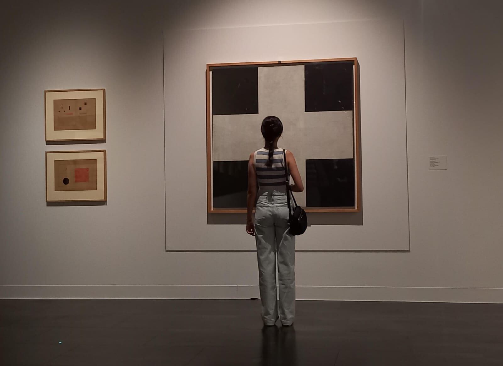 Una chica observa una de las obras de la exposición 'Utopía y vanguardia. Arte ruso en la Colección Costakis' / Cristian González
