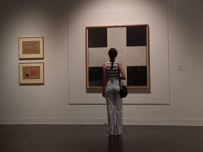 Una chica observa una de las obras de la exposición 'Utopía y vanguardia. Arte ruso en la Colección Costakis' / Cristian González