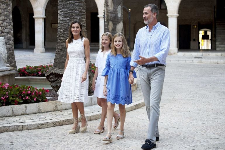 El rey Felipe VI junto con la reina Leticia y las infantas durante el posado veraniego en Palma de Mallorca.