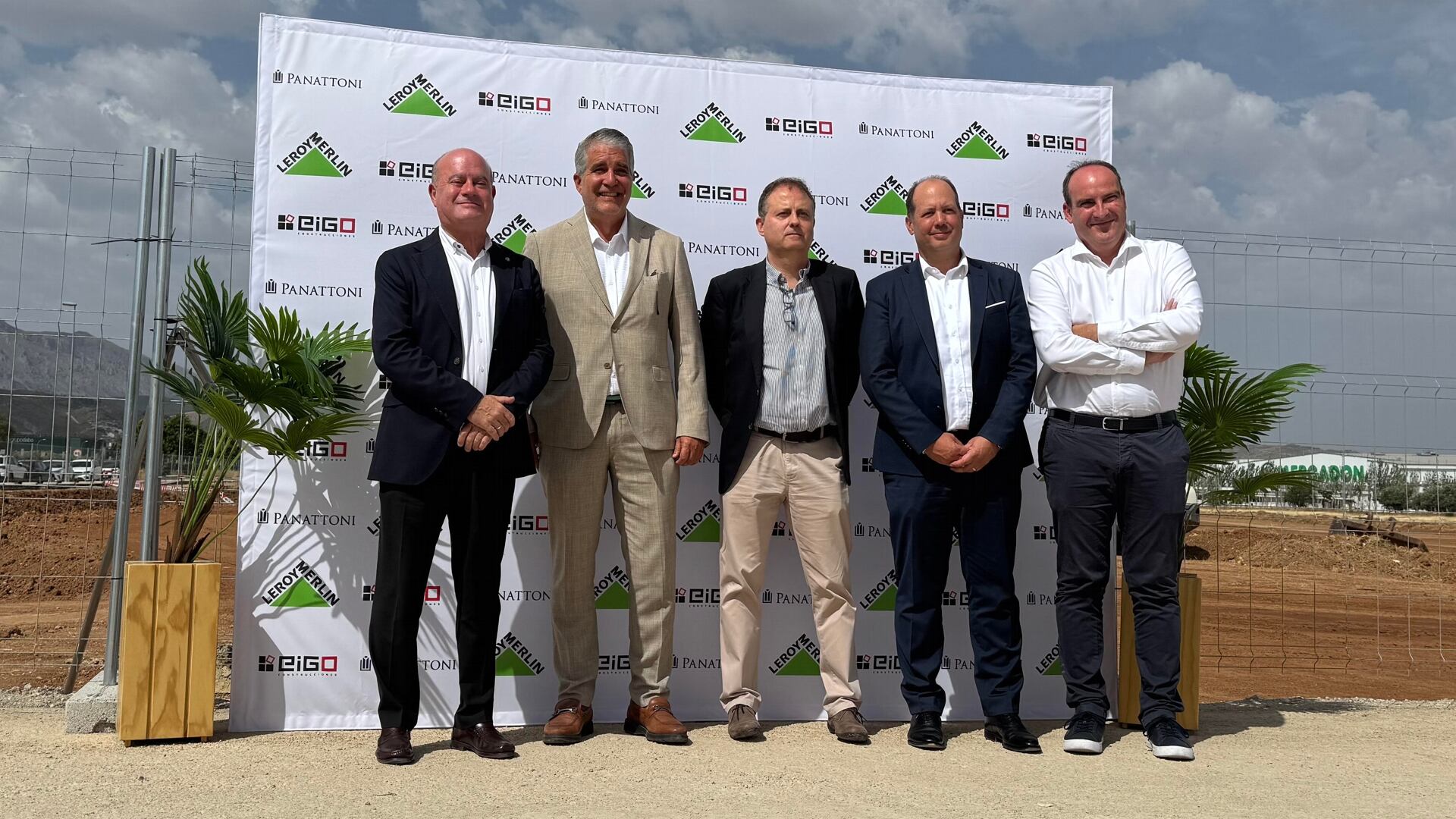 Foto de familia en el acto de colocación de la primera piedra del centro de Leroy Merlin en Antequera