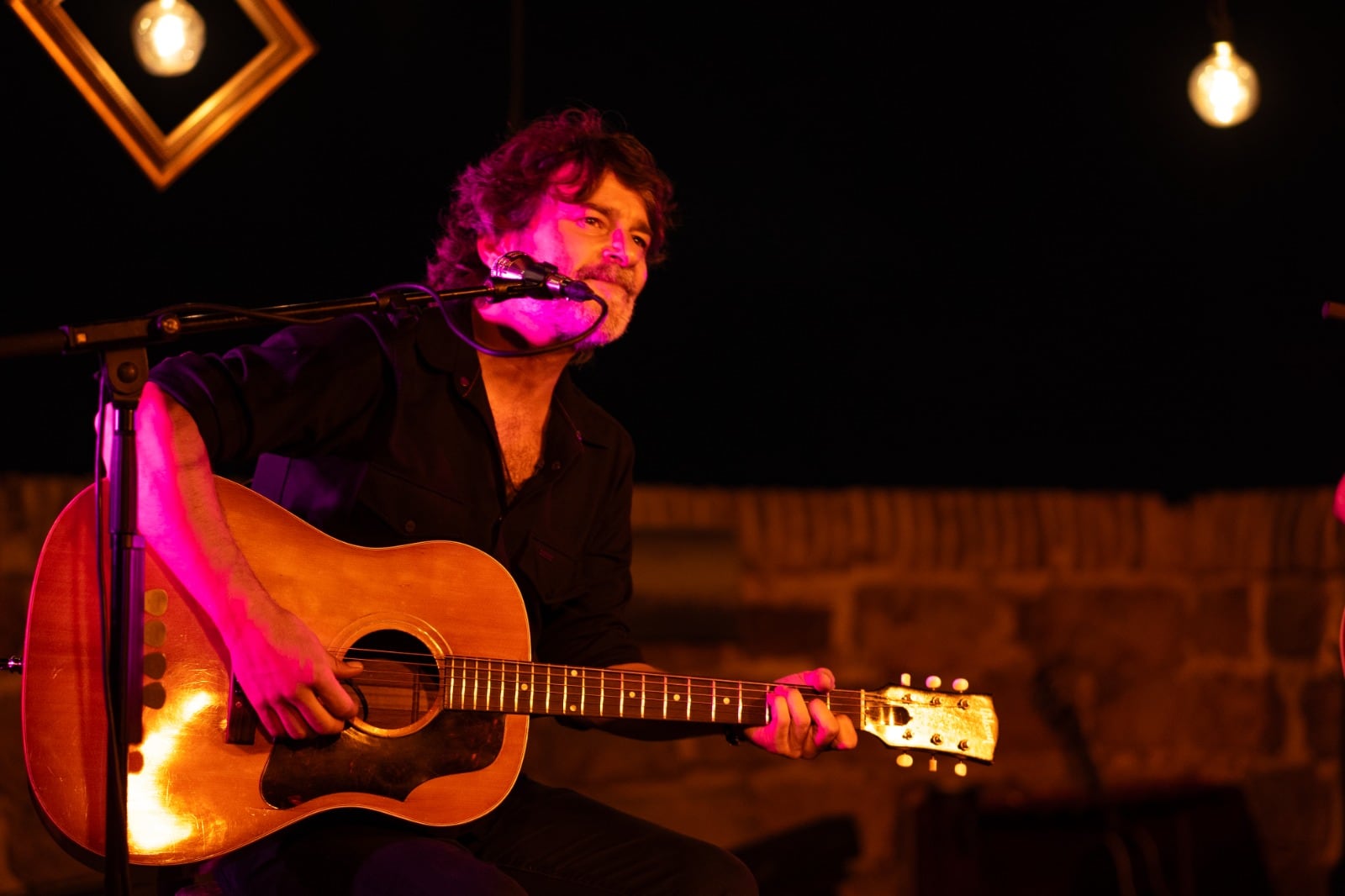 Quique González desnuda sus canciones en el Fuerte de Navidad de Cartagena.