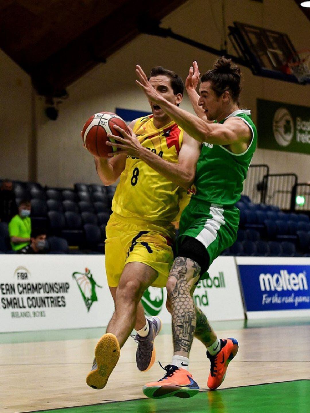 Guille Colom en una jugada davant d'Irlanda.