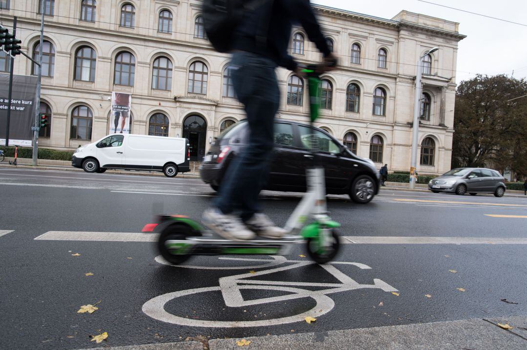 Un usuario de patinete eléctrico circula por un carril bici