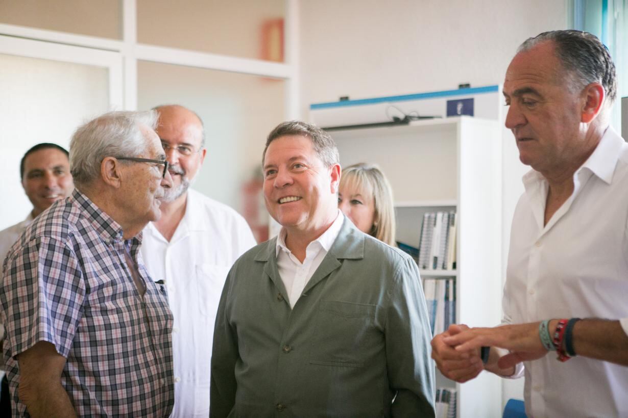 El presidente de Castilla-La Mancha, Emiliano García-Page, visita  el Centro de Mayores de Tarancón (Cuenca)