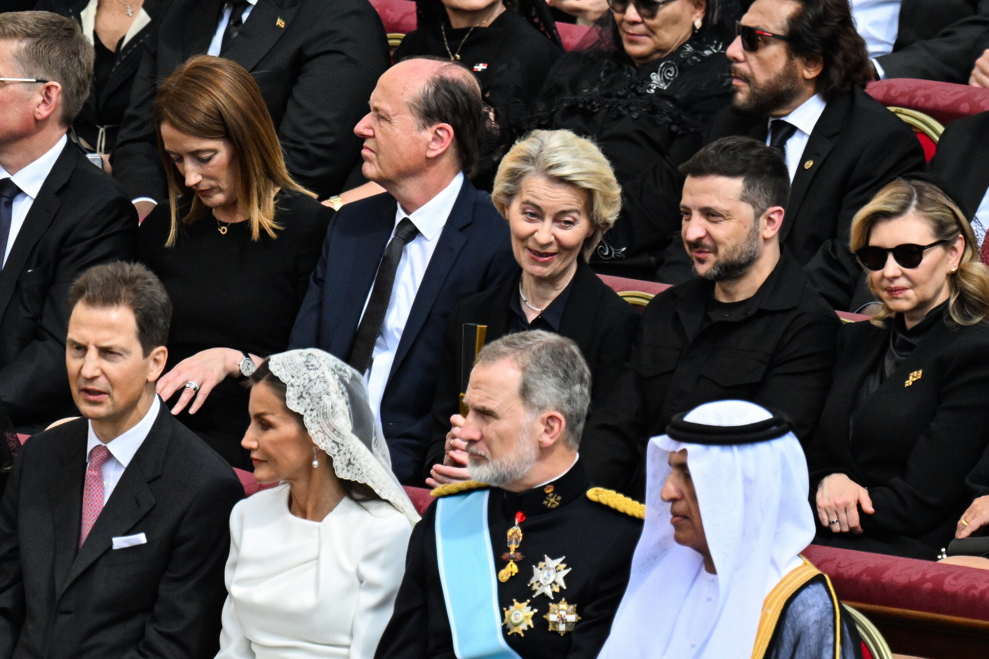 La presidenta de la Comisión Europea, Ursula von der Leyen, se ha sentado junto al presidente ucraniano, Volodímir Zelenski, durante la misa de inicio de pontificado del papa León XIV este domingo en el Vaticano. EFE/EPA/DAREK DELMANOWICZ POLAND OUT