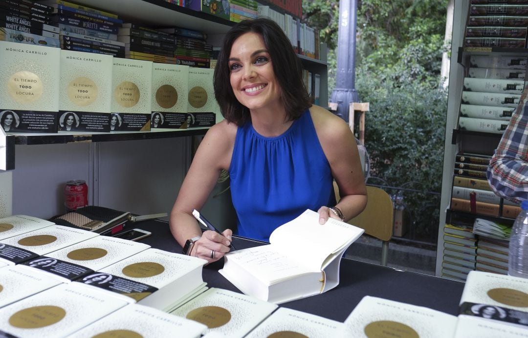 Mónica Carrillo, presentadora de &#039;Antena 3 Noticias&#039; en una firma de libros.