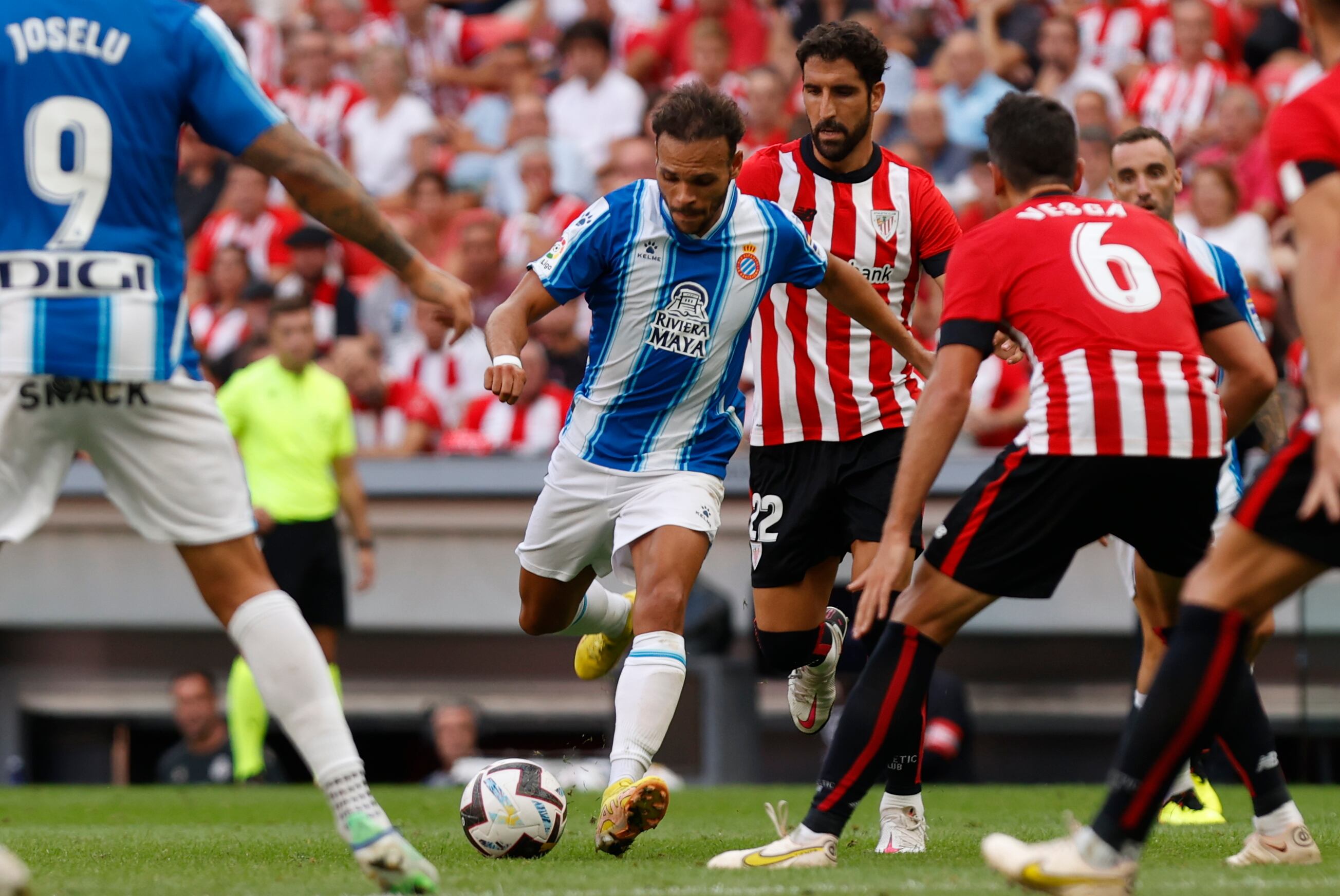 BILBAO, 04/09/2022.- El delantero del Athletic Braithwite con el balón durante el partido de la cuarta jornada de Liga que disputan en el estadio San Mamés de Bilbao. EFE/ Miguel Toña
