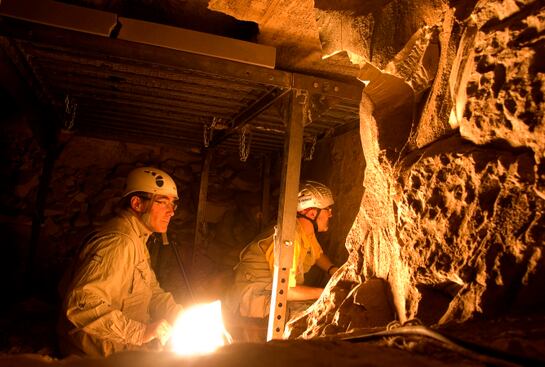 El investigador del CSIC José Manuel Galán durante los trabajos de excavación.