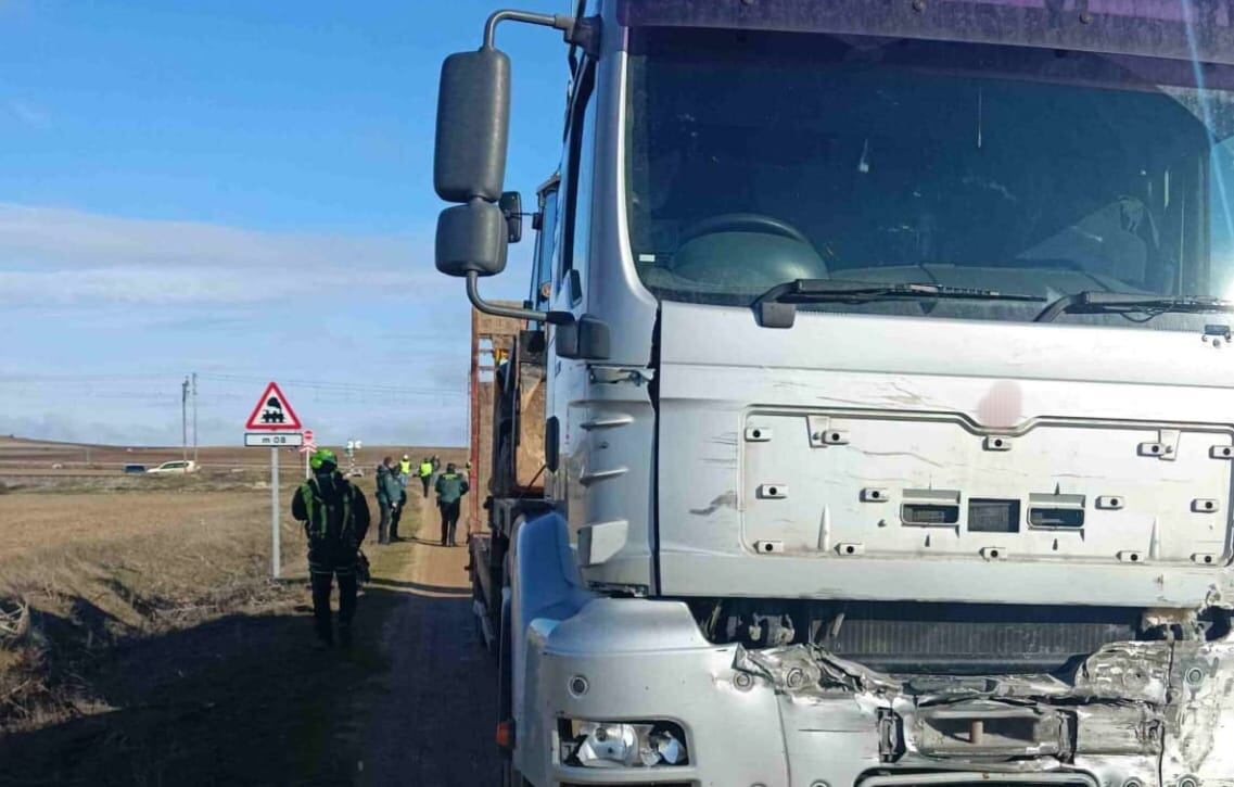 Estado en el que quedó el camión que fue arrollado por un tren en Valladolid.