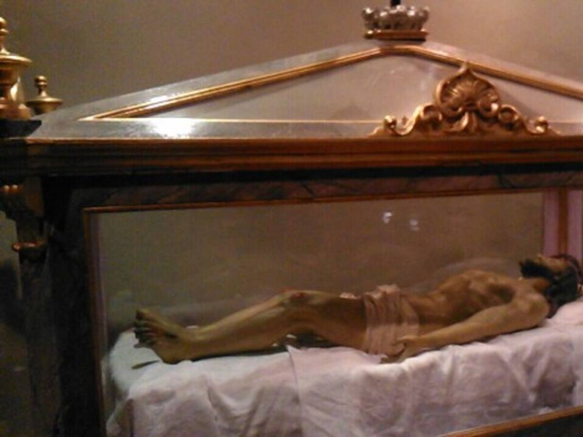 El Santo Entierro y las 36 Horas de Fútbol Sala marcan el Viernes Santo