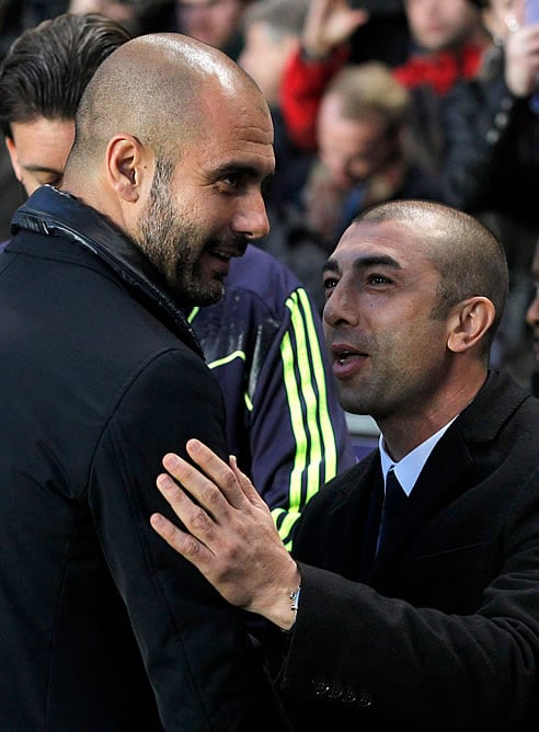 Guardiola y Di Matteo se saludan antes del comienzo del partido