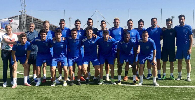 La plantilla de la Arandina posa antes de realizar el primer entrenamiento de la temporada