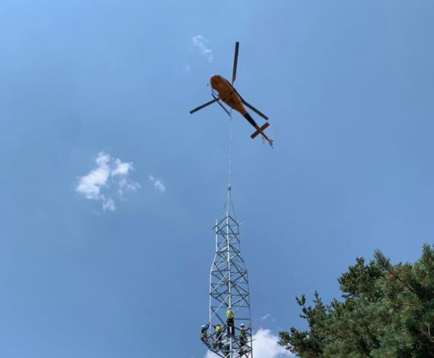 Colocación de la antena de emergencias en el Pirineo
