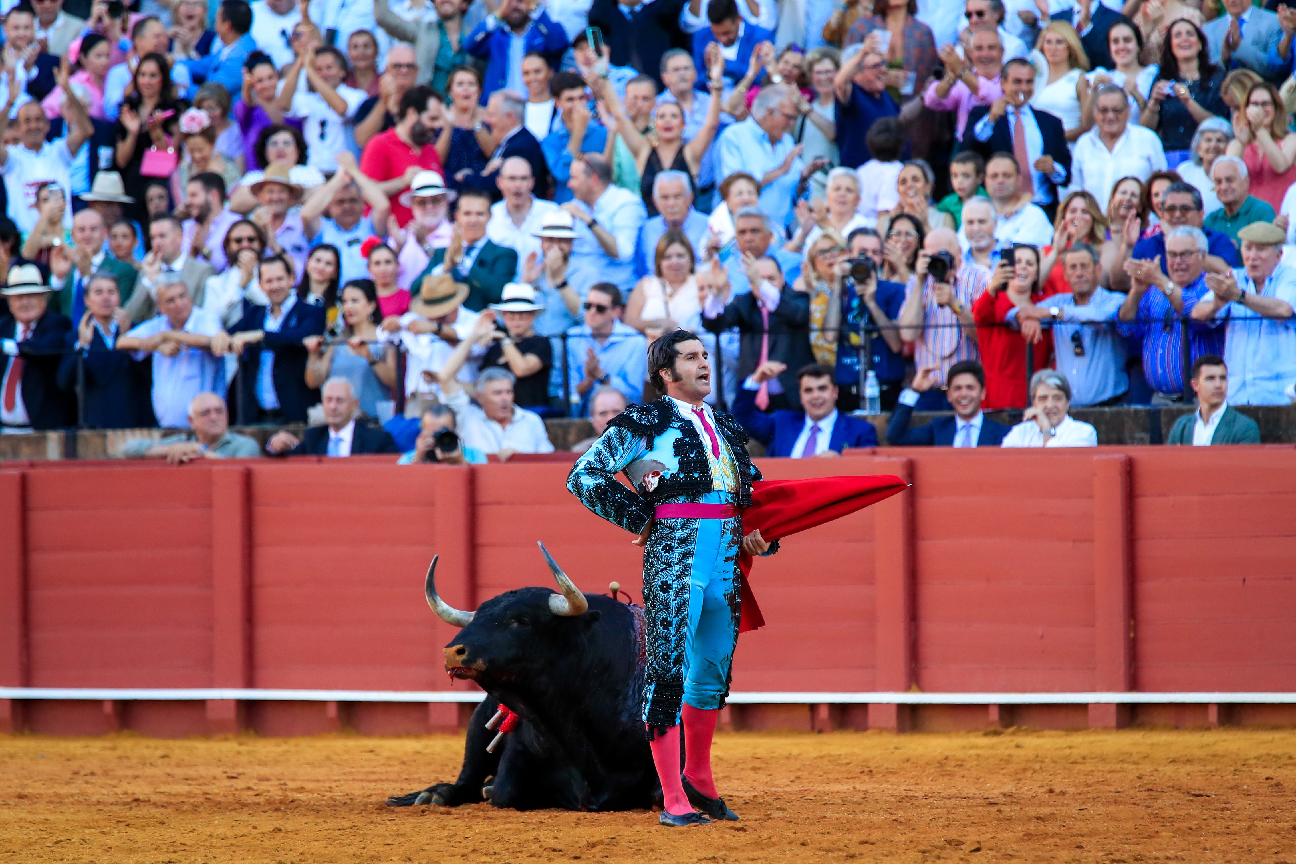 SEVILLA, 26/04/2023,- El torero Morante de la Puebla en la faena a su segundo toro al que cortó dos orejas y rabo en la décima corrida de abono de la Feria de Abril esta tarde en la plaza de la Real Maestranza de Sevilla. EFE/ Julio Muñoz
