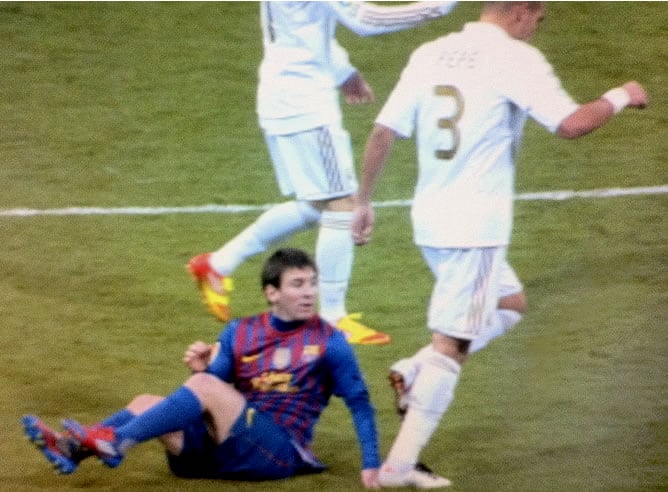 Pepe pisa la mano de Messi durante el Clásico de Copa en el Bernabéu