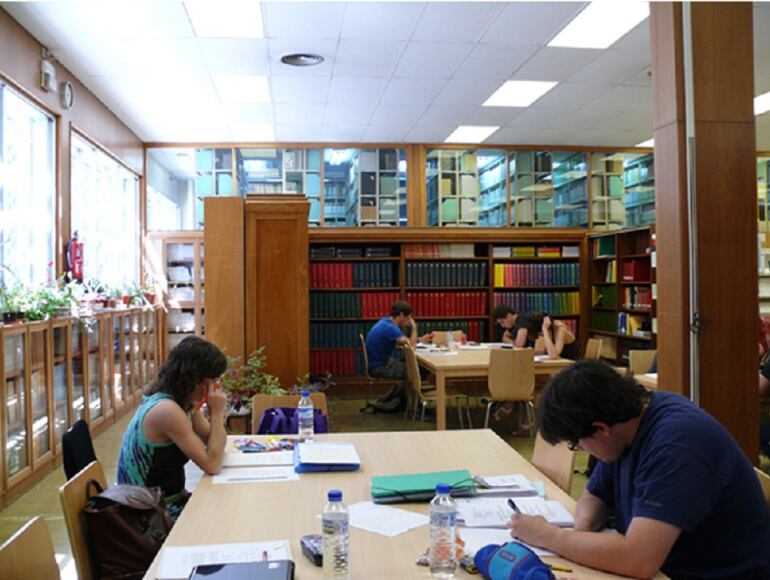 Jóvenes estudiando en la biblioteca