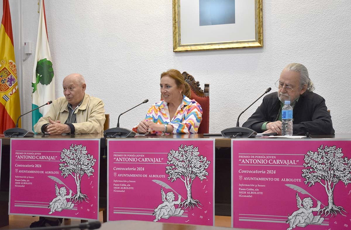 Momento en el que el jurado da a conocer el ganador del premio de poesía. Foto: Ayuntamiento de Albolote