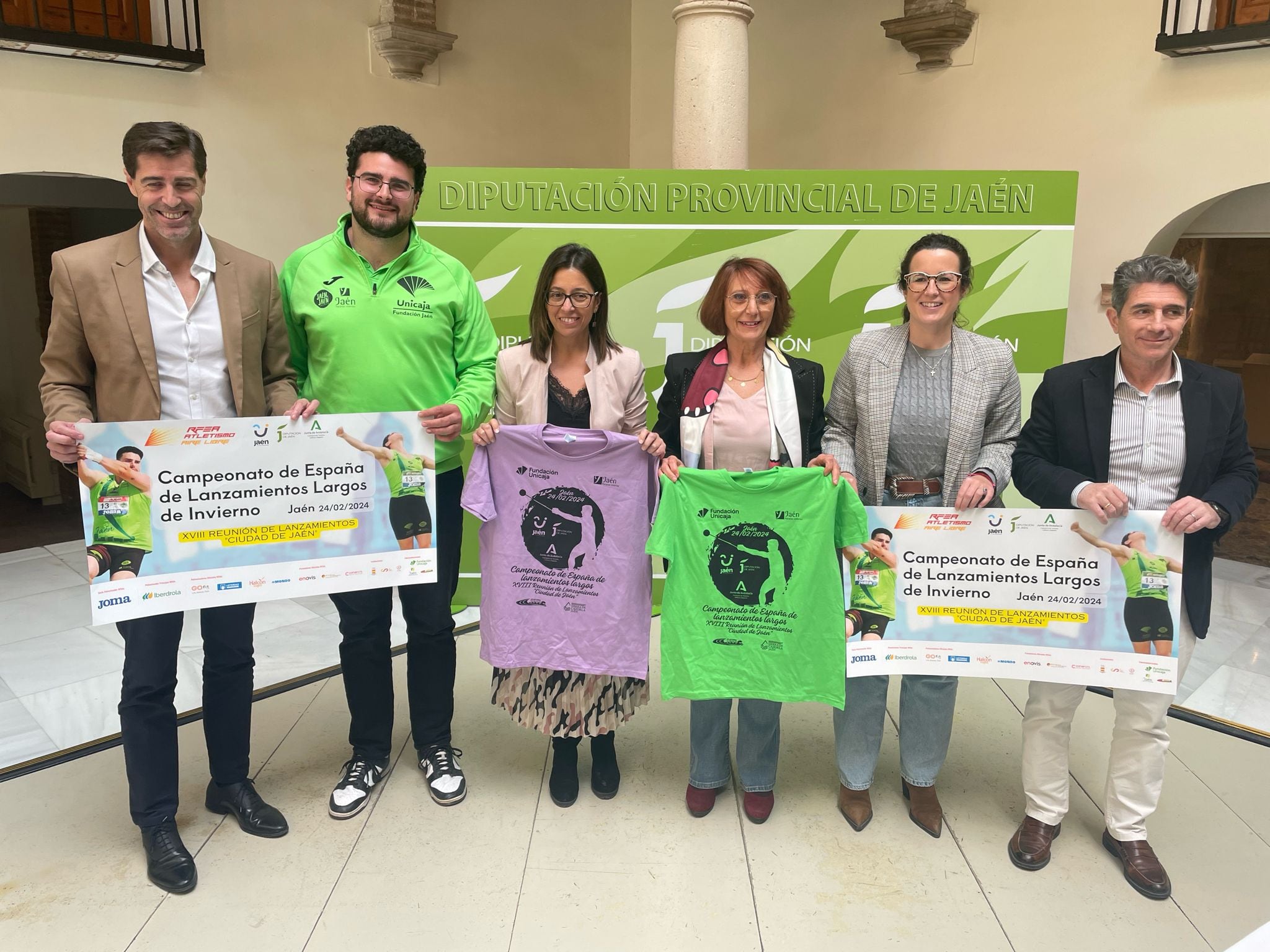 Foto de familia de autoridades y deportistas participantes en el Campeonato de España de Lanzamientos Largos de Invierno, que se celebra en Jaén este sábado 24 de febrero.