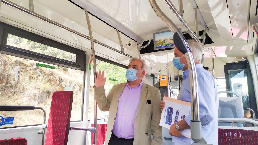 El Concejal de Movilidad en uno de los vehículos nuevos