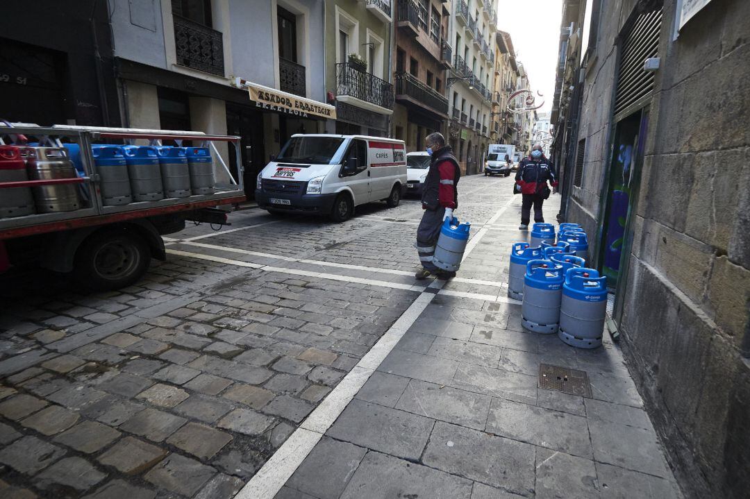 Un repartidor de bombonas en un bar en Pamplona