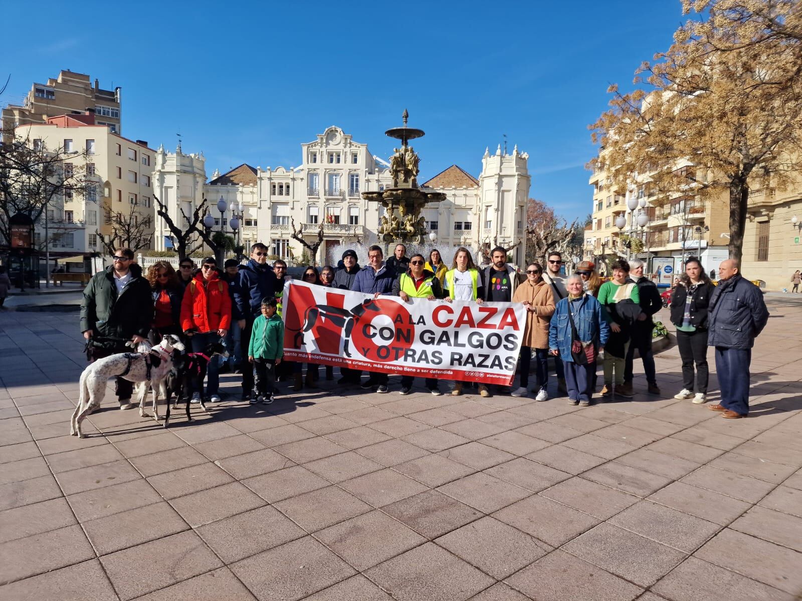 Participantes en la concentración contra la caza con perros en Huesca