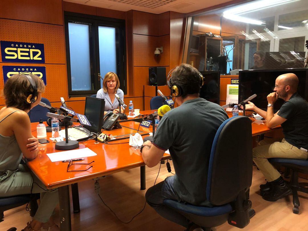 La delegada del Gobierno en Aragón, Pilar Alegría, en los estudios de Radio Zaragoza, durante la emisión de La Rebotica 