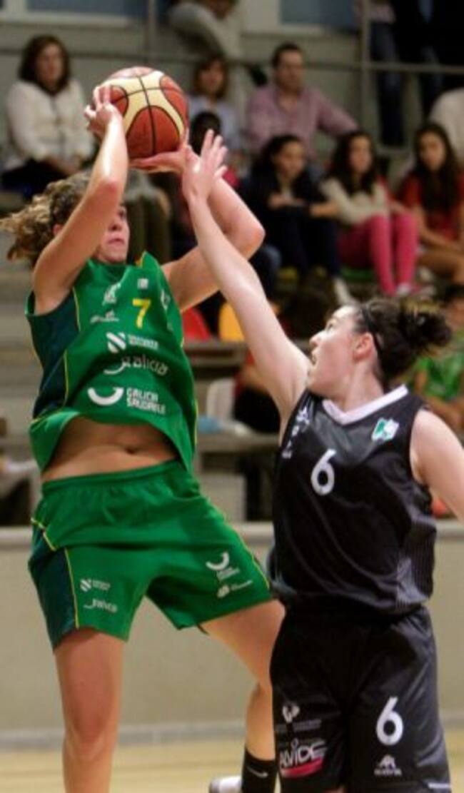 Laura Pardo trata de taponar a una rival