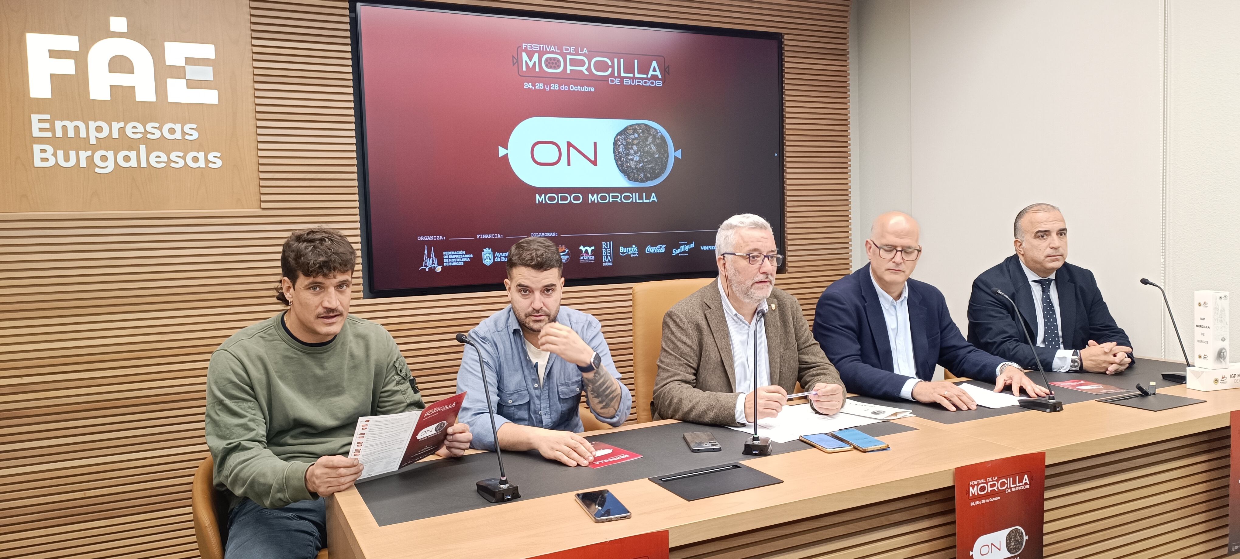 De izda. a dcha.: Miguel Cobo, Ricardo Temiño, el concejal Carlos Niño, el presidente de la Federación de Hostelería, Enrique Seco y el director de la IGP Morcilla de Burgos, Rafael González