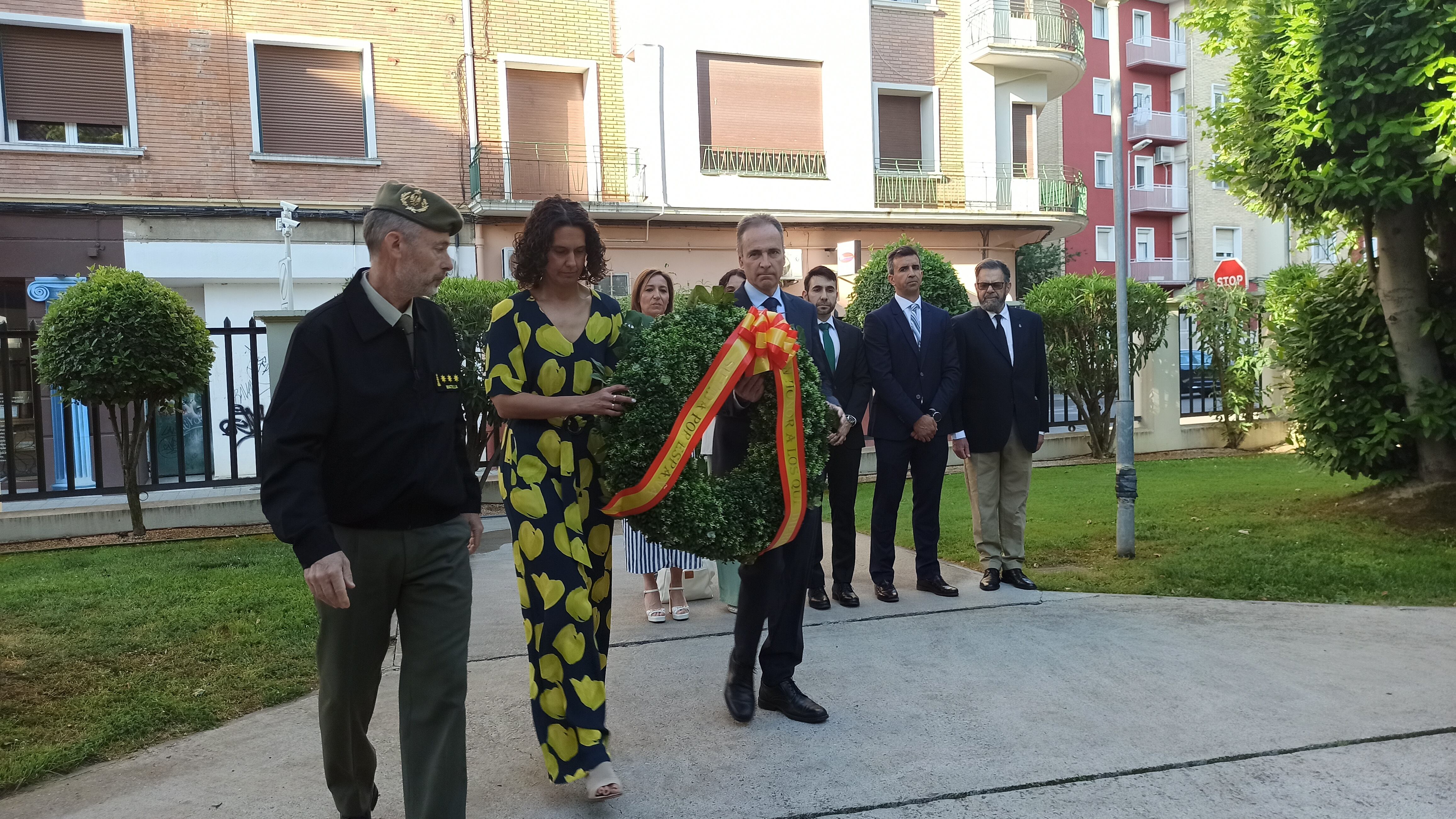 Momento de colocar la corona de laurel a los pies del monolito