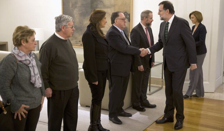 Mariano Rajoy y Maria Dolores de Cospedal, reciben a los representantes de la Asociación de Víctimas del Yak-42 el pasado 31 de enero en el Palacio de la Moncloa.