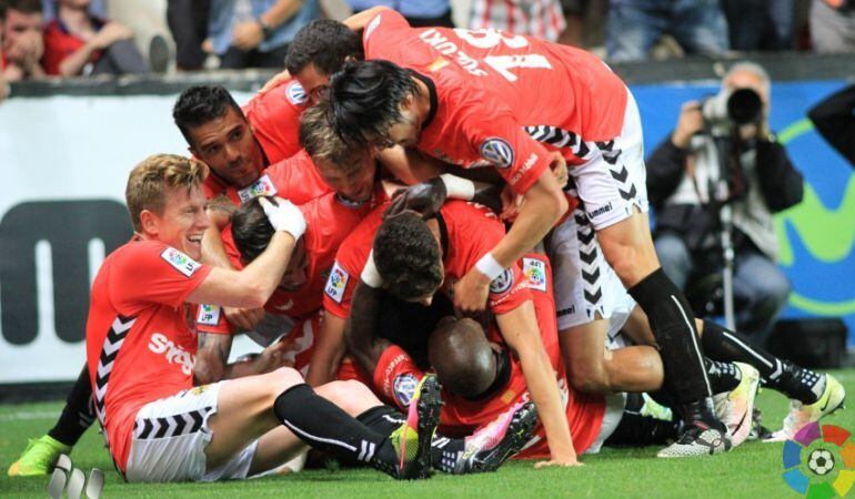 Els jugadors del Nàstic celebren el gol contra Osasuna.