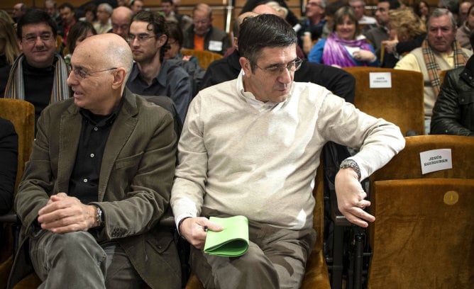 El secretario general del PSE, Patxi López, junto al secretario de Organización y Coordinación del PSE-EE, Rodolfo Ares, durante la reunión del Comité Nacional del partido