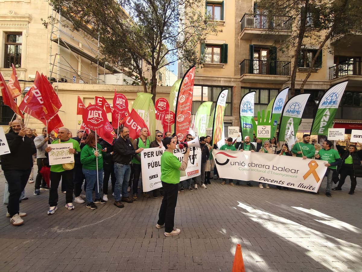 Medio centenar de docentes se concentra frente al Parlament contra las políticas educativas del Govern