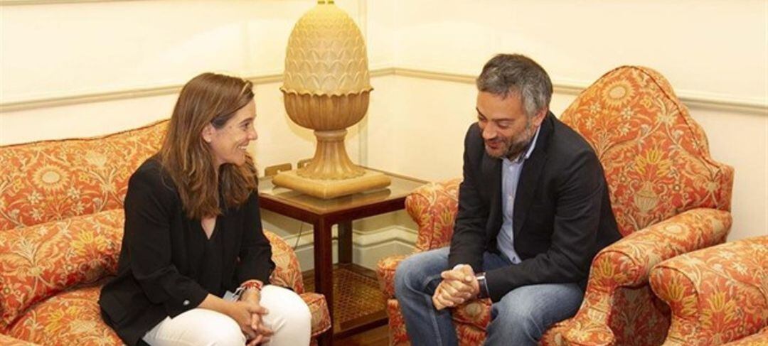 Inés Rey junto a Xulio Ferreiro en el Concello de A Coruña