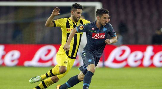 Napoli&#039;s Dries Mertens (R) challenges Young Boys&#039; Leonardo Bertone during their Europa League Group I soccer match at San Paolo stadium in Naples November 6, 2014. REUTERS/Ciro De Luca (ITALY - Tags: SPORT SOCCER)