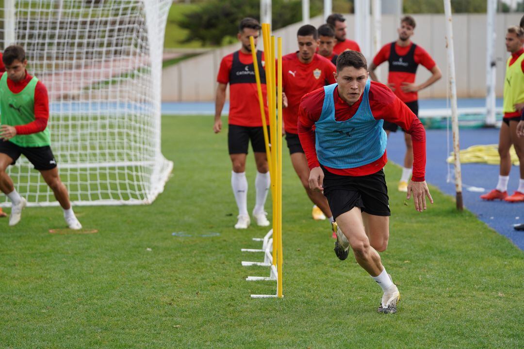 Jorge Cuenca en un entrenamiento con el Almería.