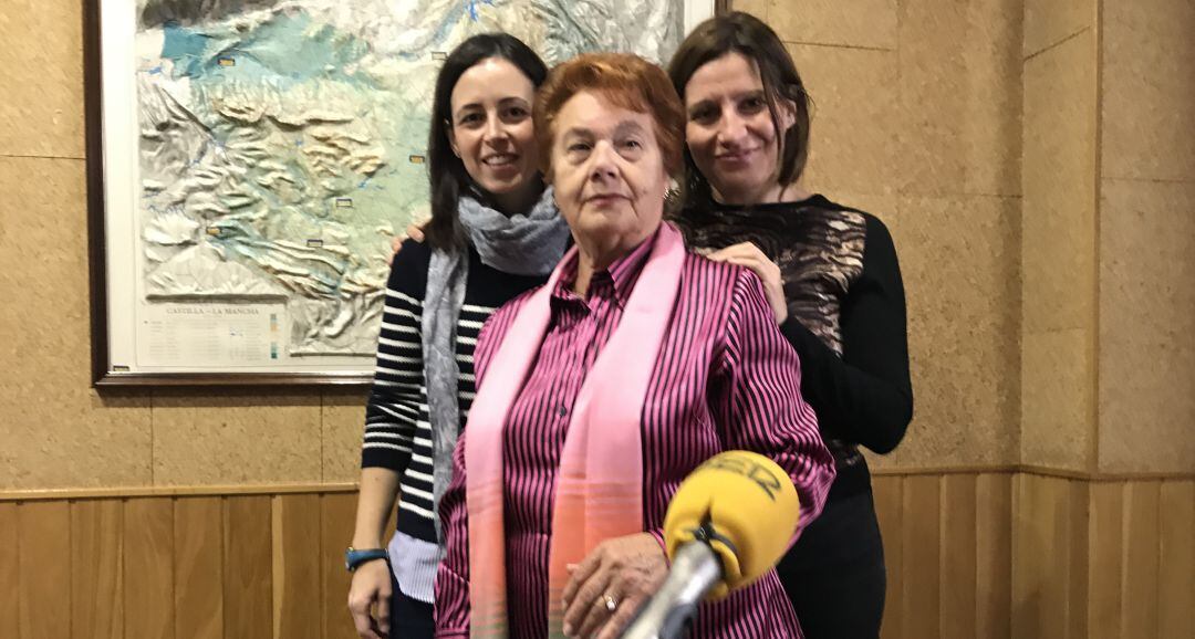 Isabel Saiz, en el centro, entre Elena Gómez y Ana Cano de Cruz Roja Cuenca, en el estudio de SER Cuenca.