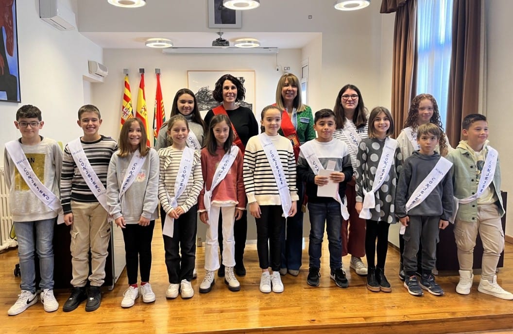 Nuevo Consejo de Infancia de Sabiñánigo 2023, junto con la alcaldesa y la concejal de Infancia. Autor: Benjamín y Nadia