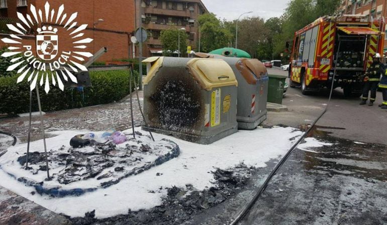 Imagen de uno de los trece contenedores quemados, supuestamente, por la persona detenida por la Policía Local.