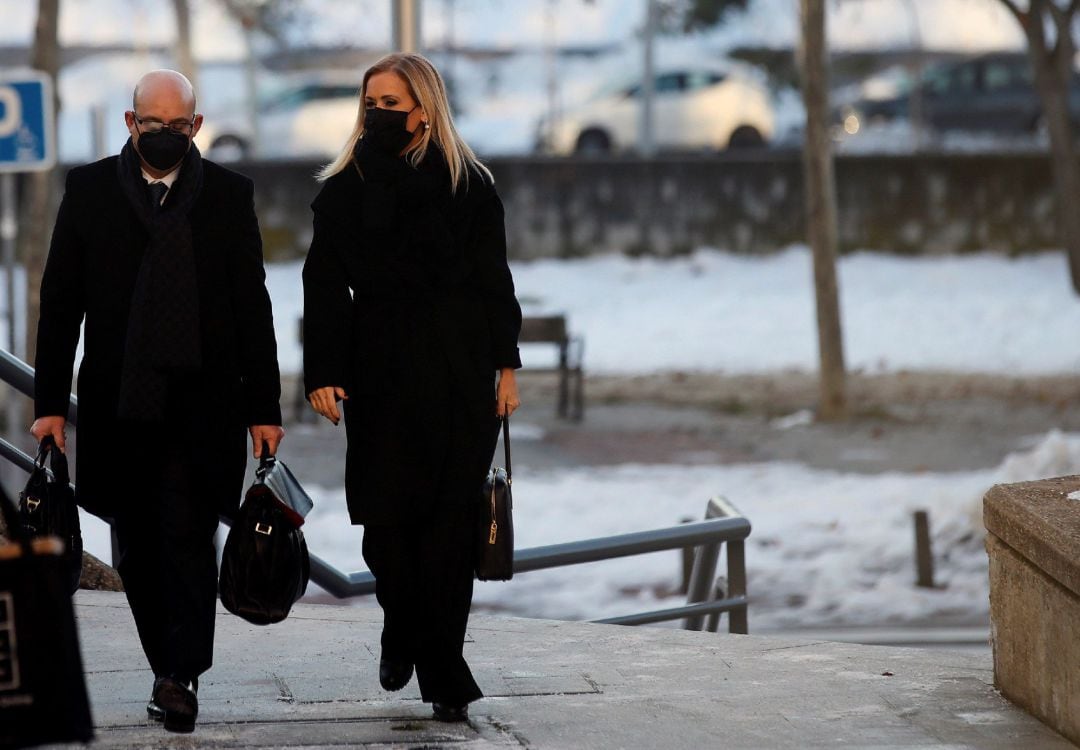 La expresidenta de la Comunidad de Madrid Cristina Cifuentes llega este lunes a la Audiencia Provincial de Madrid para asistir a la primera sesión de su juicio como presunta inductora de la falsificación del acta que acredita que había defendido su máster