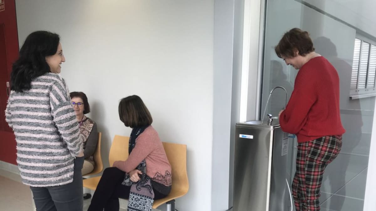 Instalan fuentes de agua en el hospital de Gandia para reducir el consumo de botellas de plástico