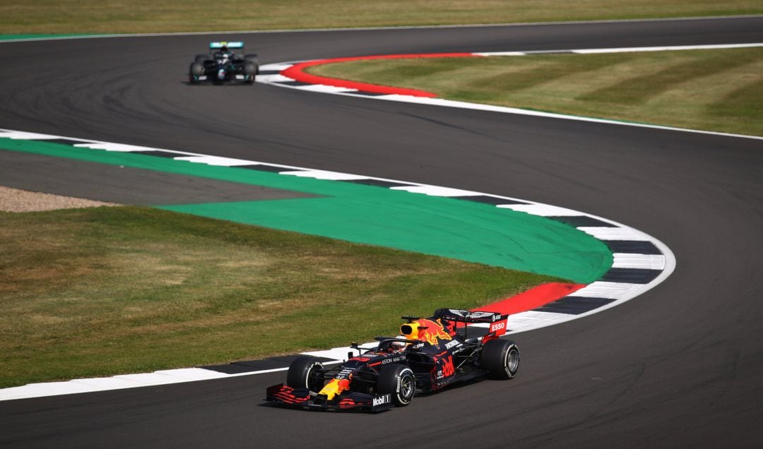 Verstappen, seguido por Bottas, durante la carrera. 