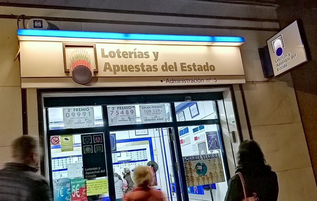 Colas en las administraciones de lotería en Elda 