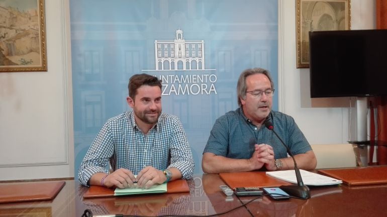 El alcalde de Zamora, Francisco Guarido y el Concejal de Seguridad Ciudadana y Policia Municipal, Antidio Fagúndez, tras la junta de gobierno local