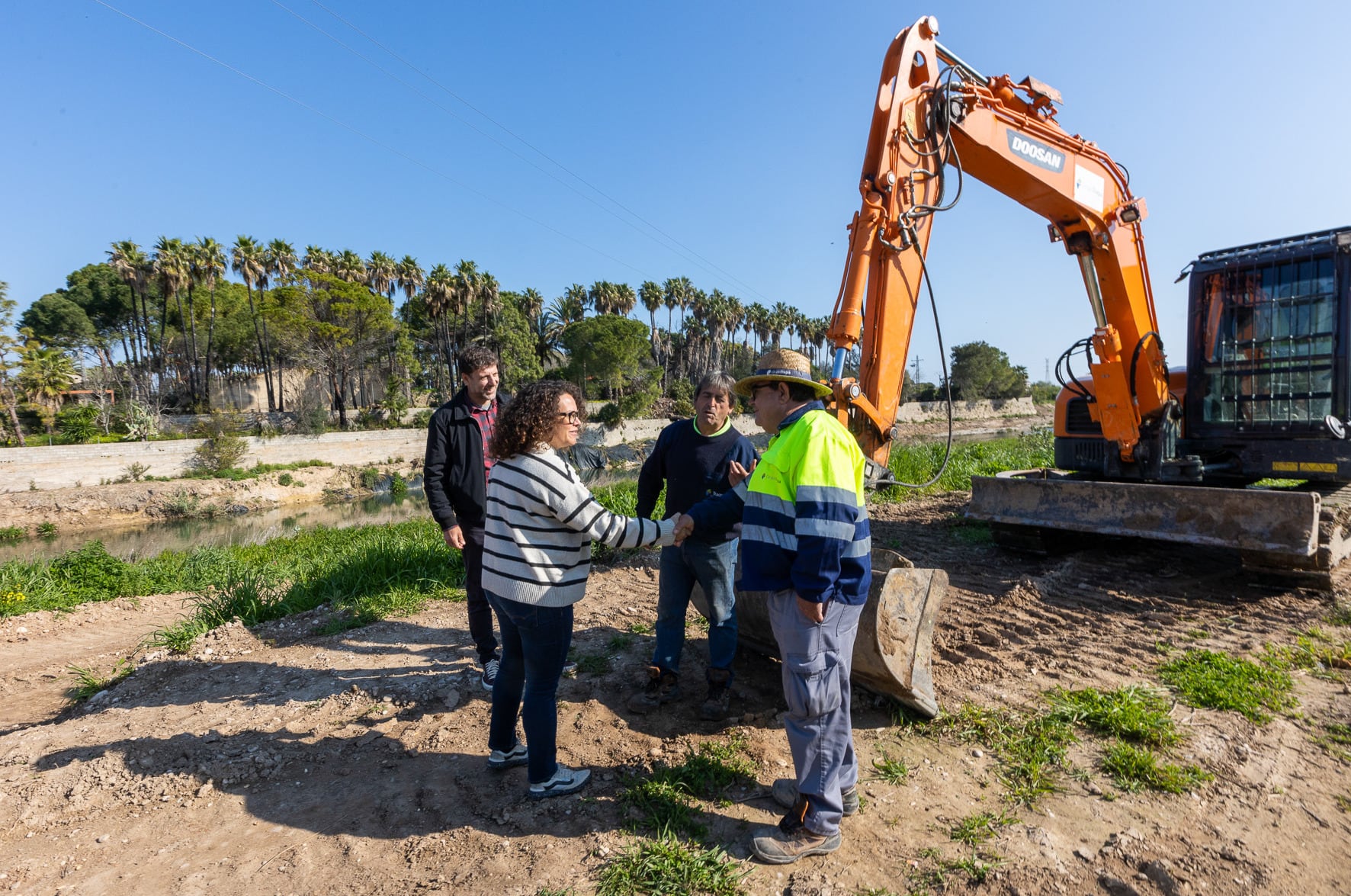 Izquierdo y Muñoz conversan con operarios del proyecto del Serpis
