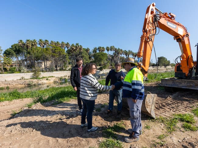 Izquierdo y Muñoz conversan con operarios del proyecto del Serpis