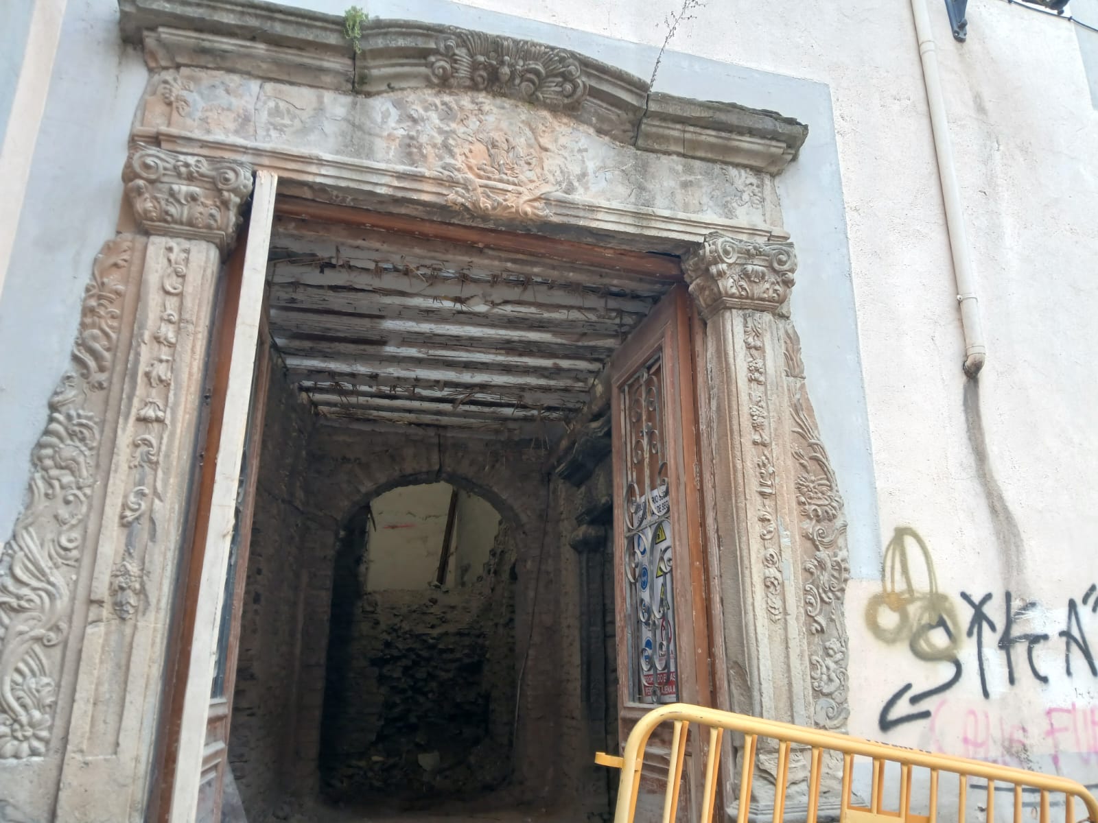 Puerta de entrada del antiguo hospital de Jaca