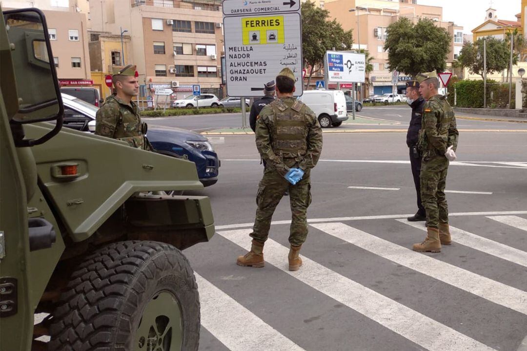 Legionarios patrullando esta misma mañana en Almería 